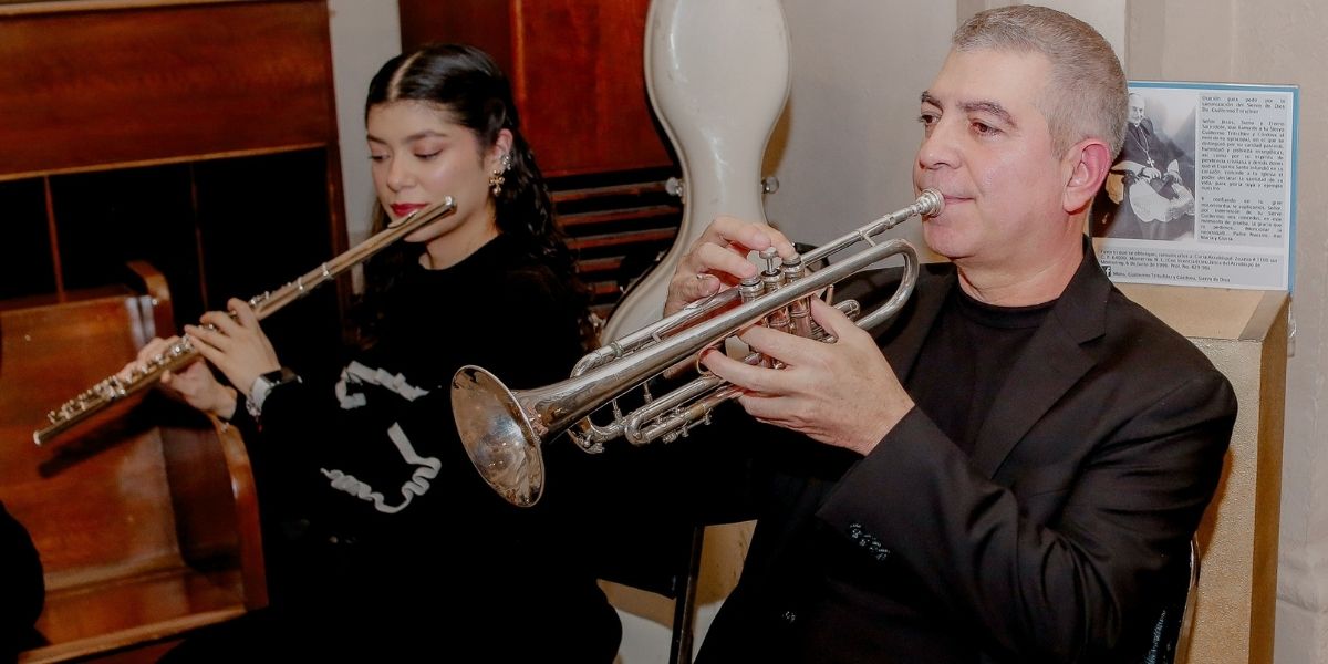 Músicos de ODRES tocando flauta y trompeta en ceremonia religiosa en Catedral de Monterrey