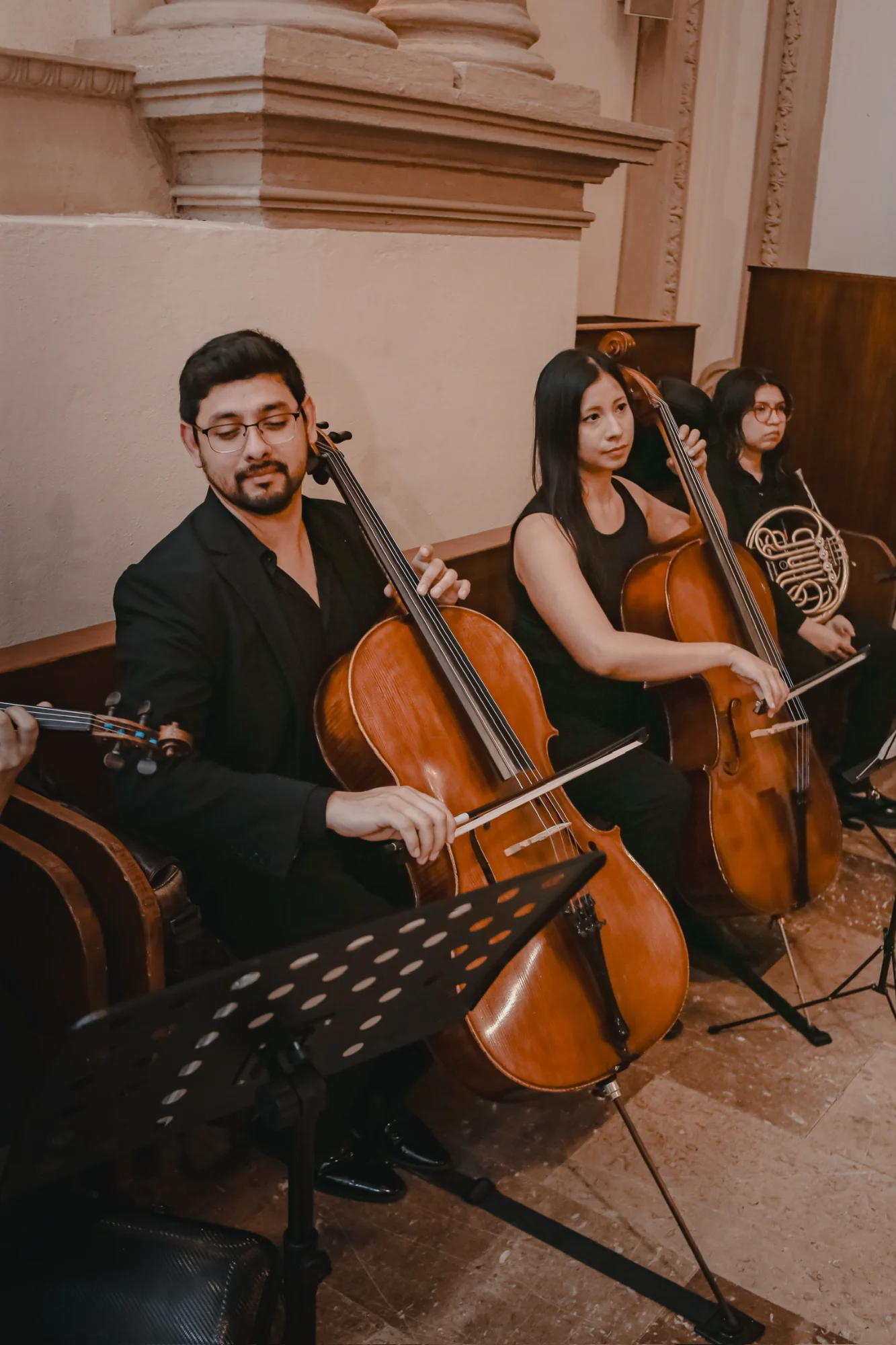 Músicos ODRES en ceremonia religiosa