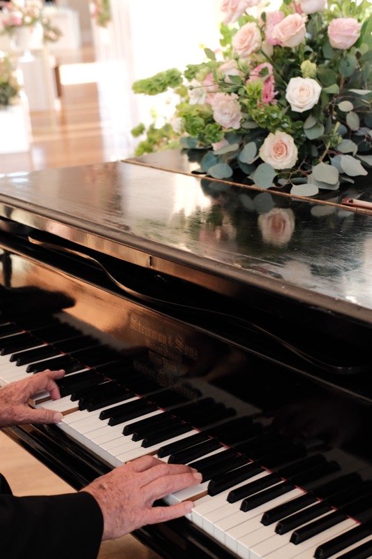 Manos de Javier Salazar sobre el teclado de un piano de cola Steinway durante un evento
